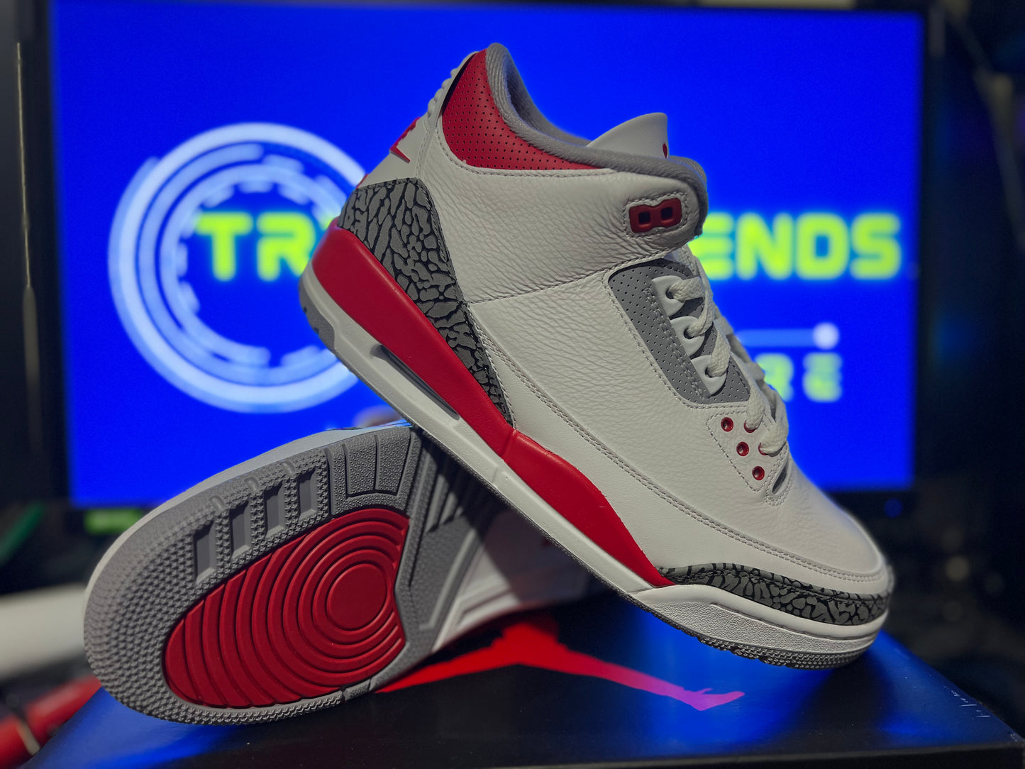 Size 10M/11.5W - Air Jordan 3 Retro Fire Red (2022)